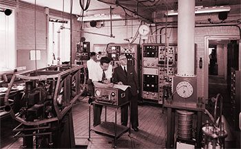 Essen and Parry in 1960 with the original caesium atomic clock.